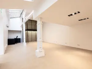 Intimate Courtyard Space for Product Launches in Paris