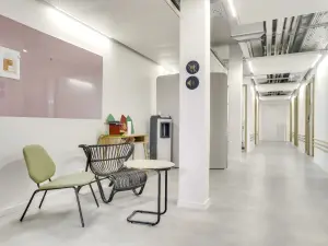 Salles de Réunion Polyvalentes à Paris | Lumière Naturelle & Agencements Flexibles