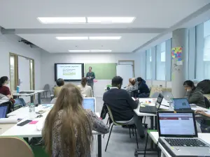 Salles de Réunion Polyvalentes à Paris | Lumière Naturelle & Agencements Flexibles