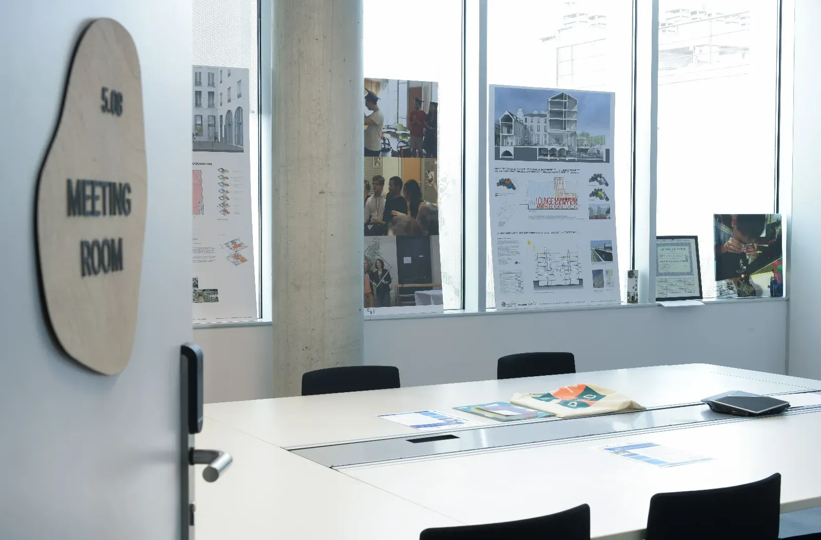 Versatile Meeting Rooms with Natural Light in Paris