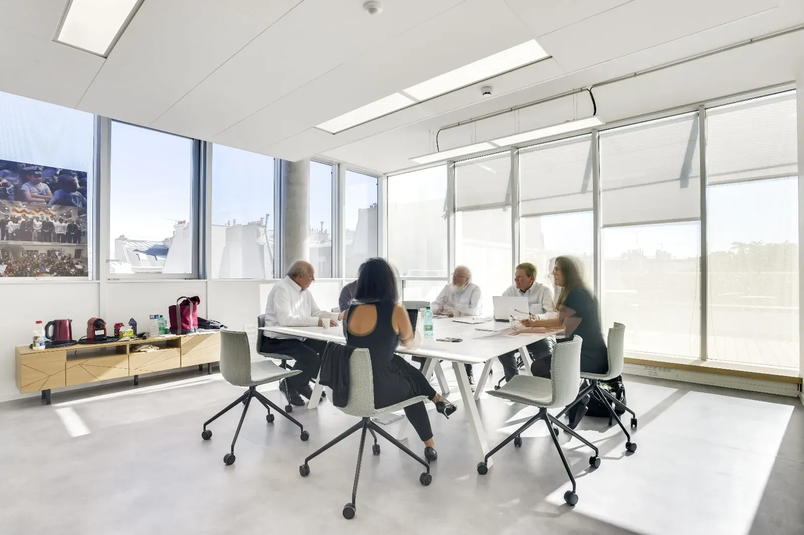 Versatile Meeting Rooms with Natural Light in Paris