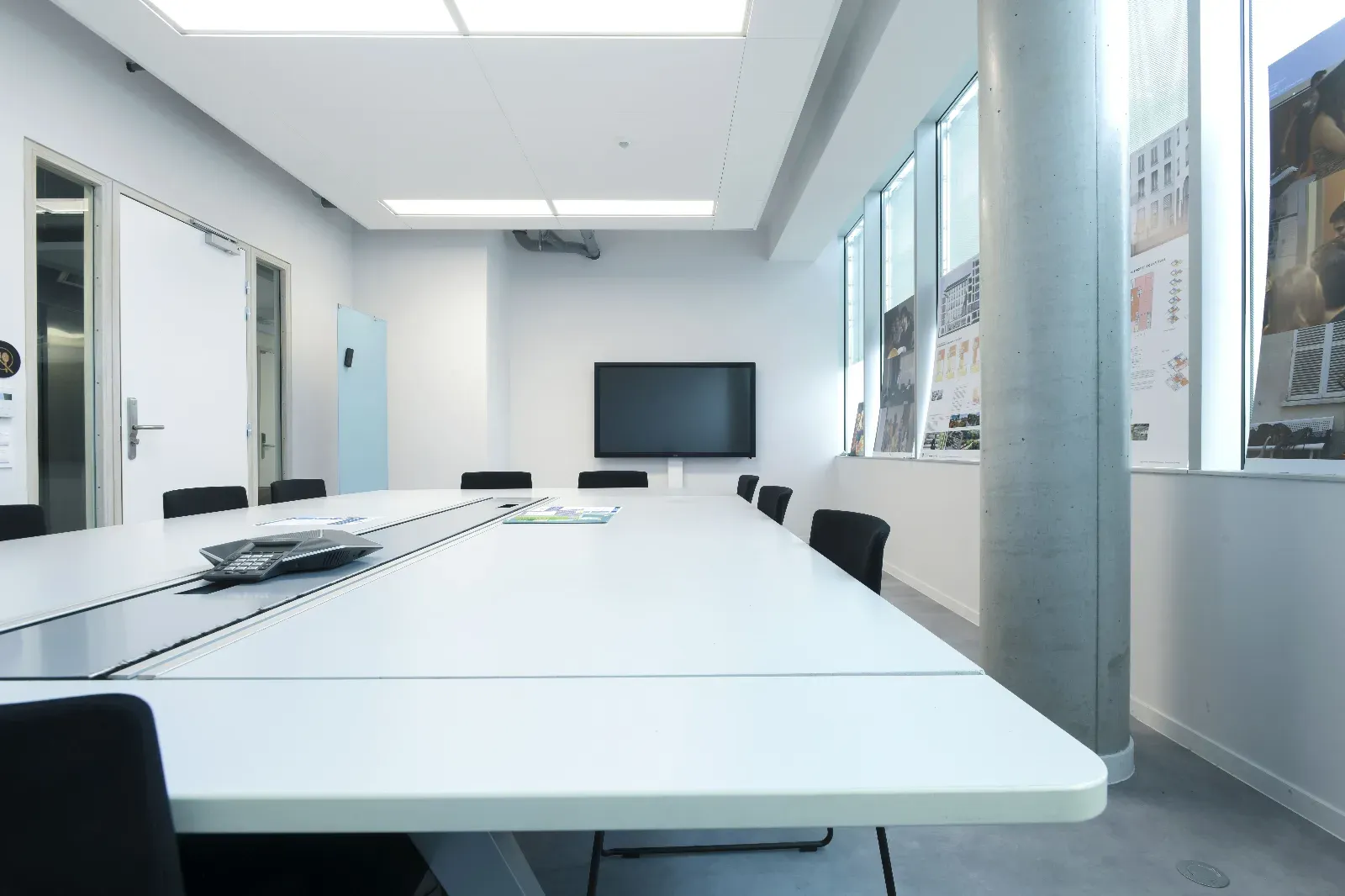 Versatile Meeting Rooms with Natural Light in Paris