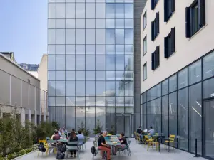 Paris Terrace – Bright & Modular Outdoor Venue Near Place des Vosges