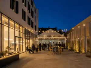 Paris Terrace – Bright & Modular Outdoor Venue Near Place des Vosges