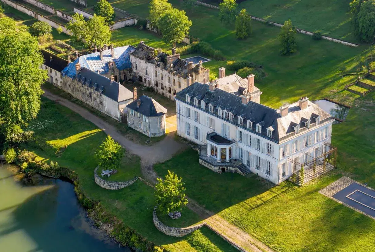 Estate with Château Near Paris – Exclusive Venue