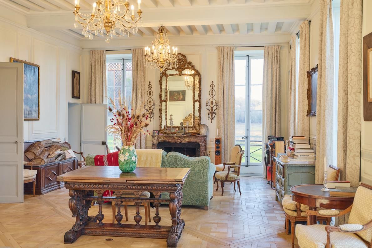 Estate with Château Near Paris – Exclusive Venue