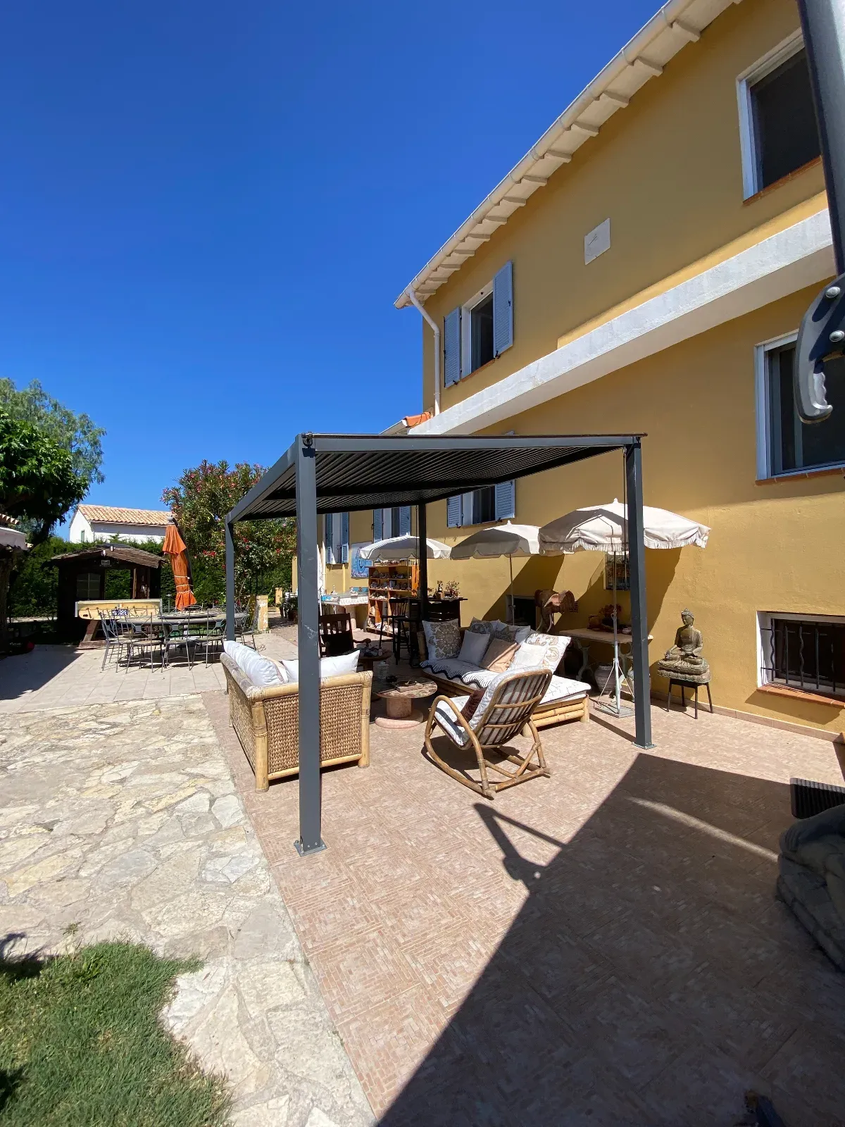 Villa Grounds in Nice Hills with Pool & Sea View