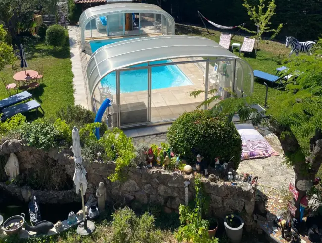 Villa Grounds in Nice Hills with Pool & Sea View