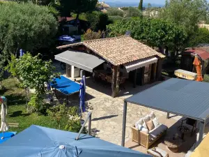 Villa Grounds in Nice Hills with Pool & Sea View