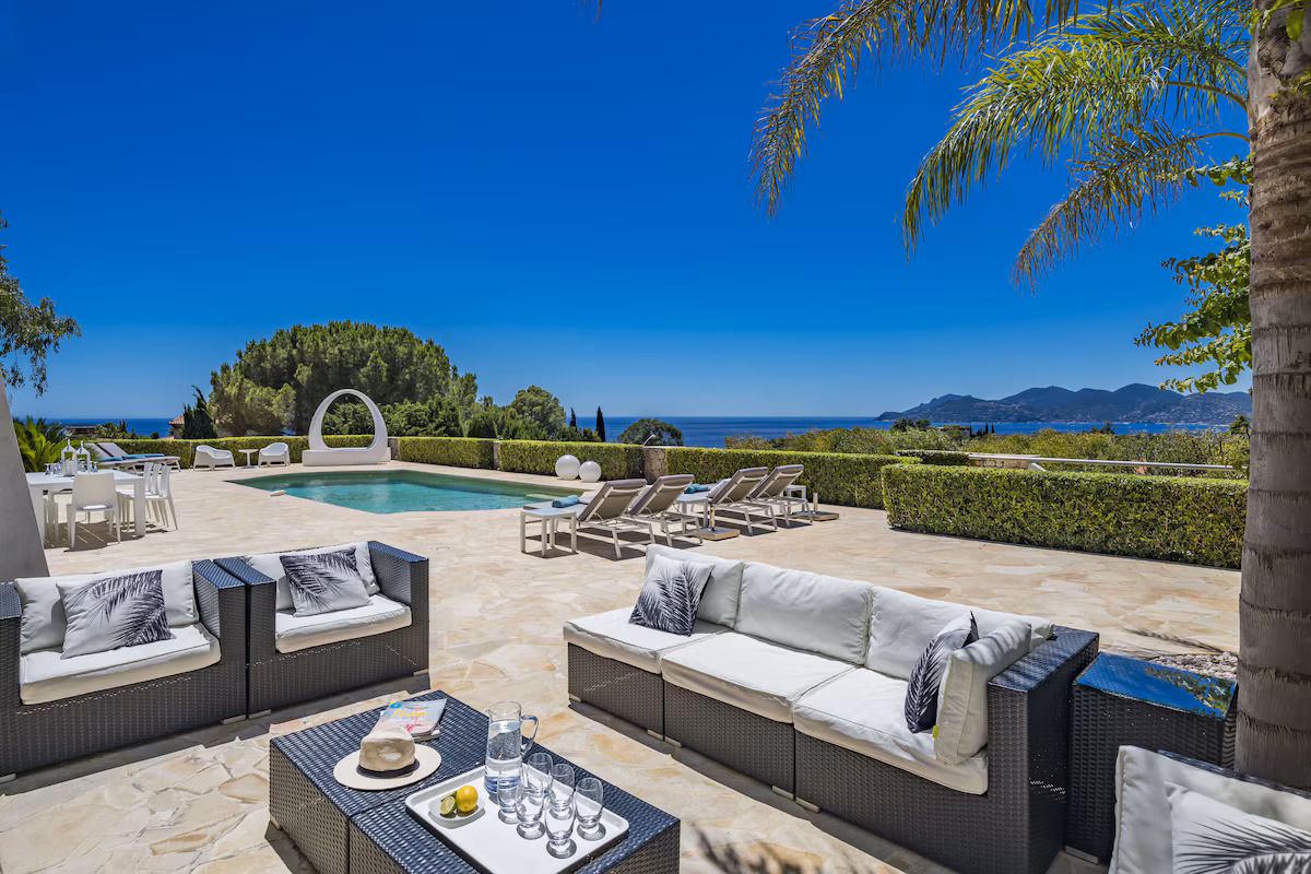 Villa Contemporaine avec Vue Panoramique sur la Mer à Cannes
