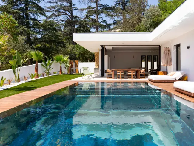 Contemporary Architect-Designed Villa with Mirror Pool – Marseille