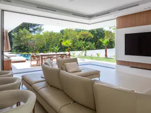 Contemporary Architect-Designed Villa with Mirror Pool – Marseille