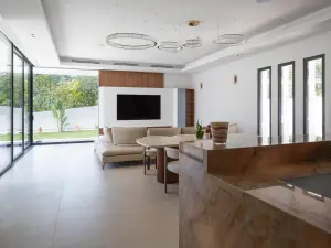 Contemporary Architect-Designed Villa with Mirror Pool – Marseille