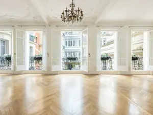 Elegant Business Suite in Paris 8th Arrondissement