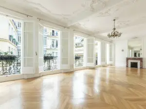 Elegant Business Suite in Paris 8th Arrondissement