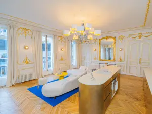 Appartement Haussmannien Parisien au Décor Rococo