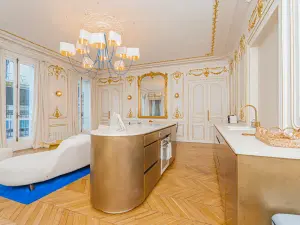 Appartement Haussmannien Parisien au Décor Rococo