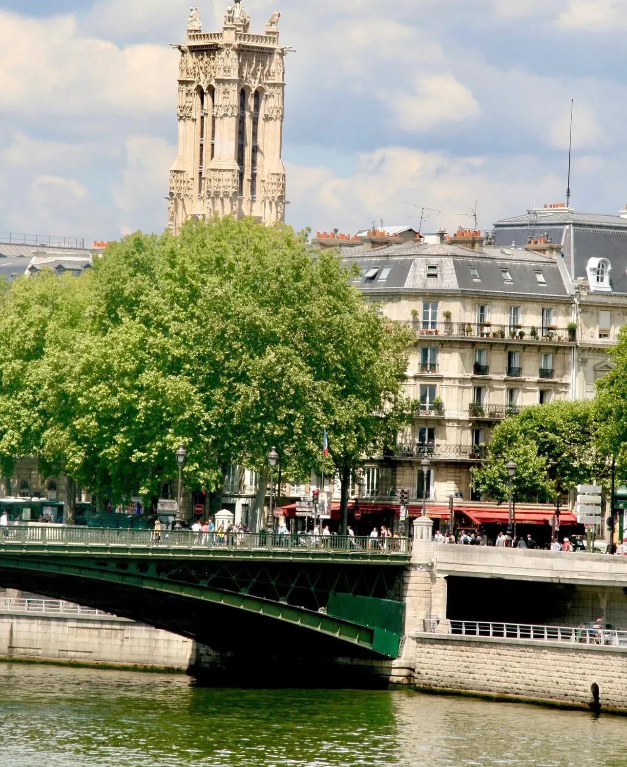 Le Bistro Parisien – Cuisine française emblématique Place de l'Hôtel de Ville