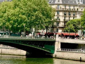 Le Bistro Parisien – Cuisine française emblématique Place de l'Hôtel de Ville