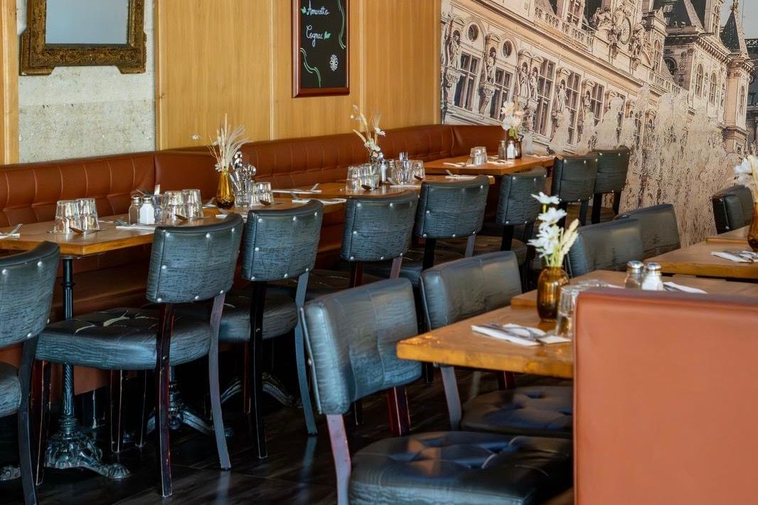 Le Bistro Parisien – Cuisine française emblématique Place de l'Hôtel de Ville