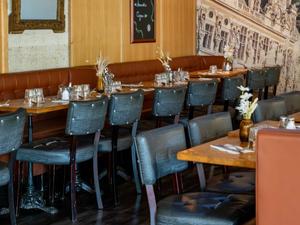 Le Bistro Parisien – Cuisine française emblématique Place de l'Hôtel de Ville