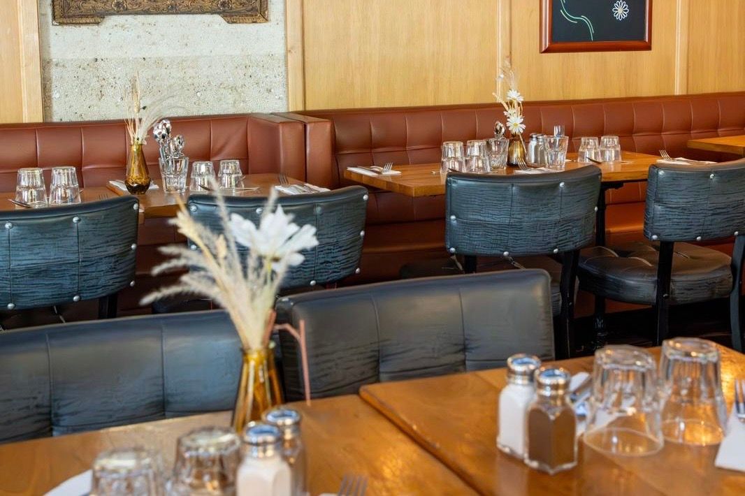 Le Bistro Parisien – Cuisine française emblématique Place de l'Hôtel de Ville