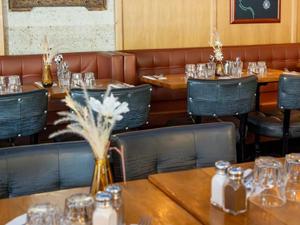 Le Bistro Parisien – Cuisine française emblématique Place de l'Hôtel de Ville