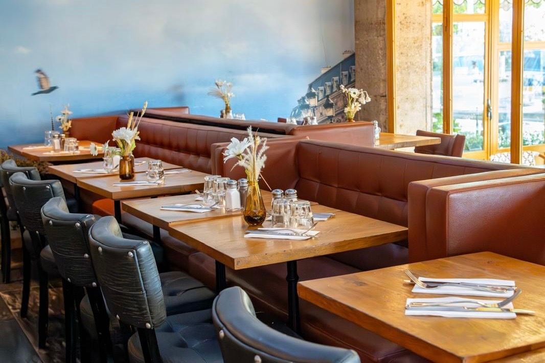 Le Bistro Parisien – Cuisine française emblématique Place de l'Hôtel de Ville