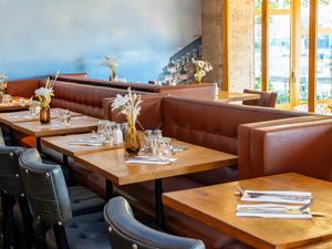 Le Bistro Parisien – Cuisine française emblématique Place de l'Hôtel de Ville