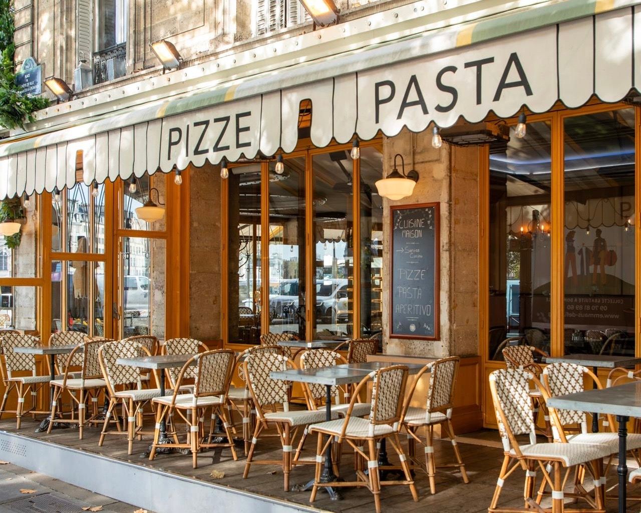 Le Bistro Parisien – Cuisine française emblématique Place de l'Hôtel de Ville
