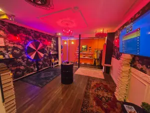 Salle événementielle colorée à Paris pour célébrations uniques