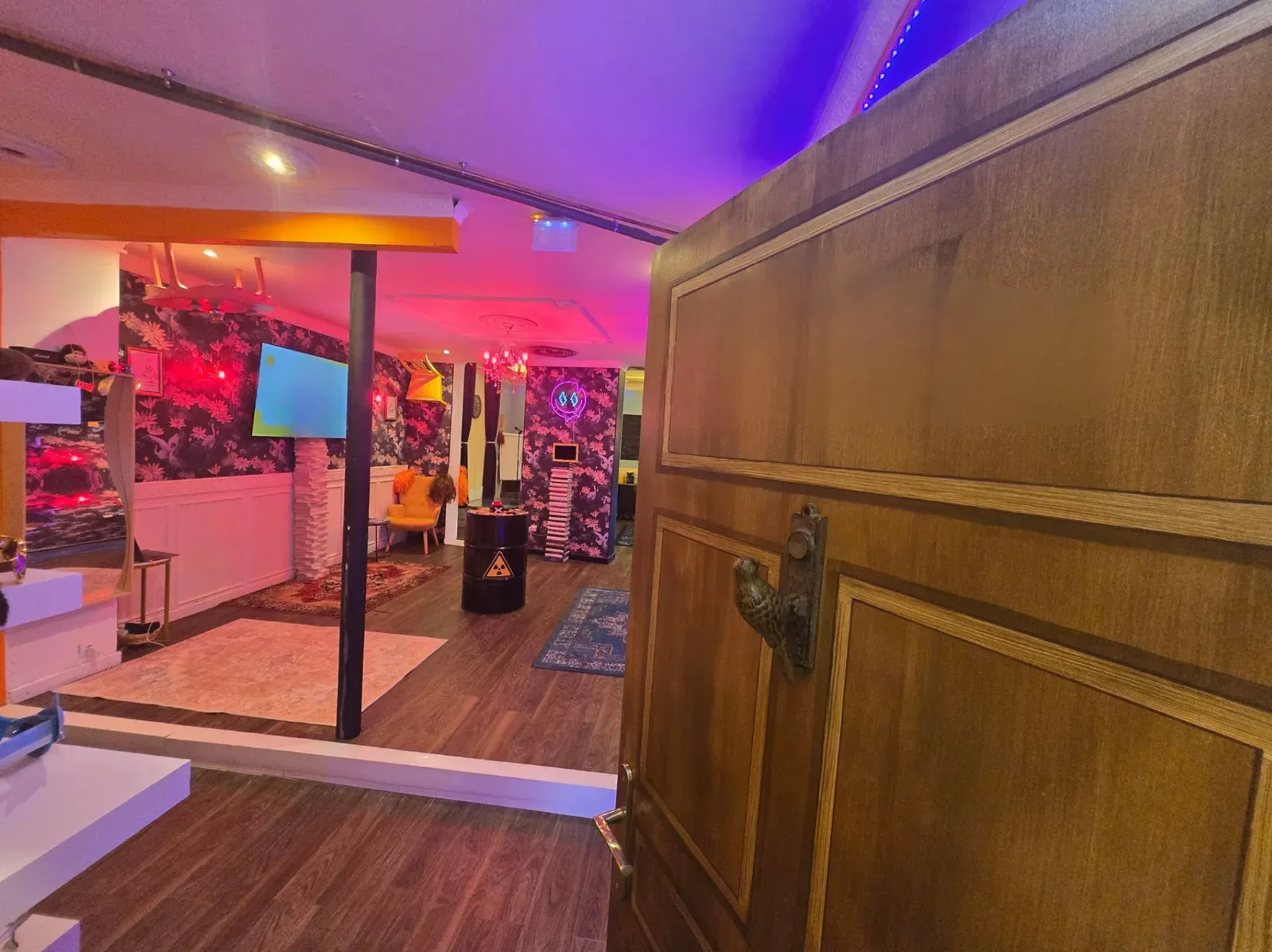 Salle événementielle colorée à Paris pour célébrations uniques