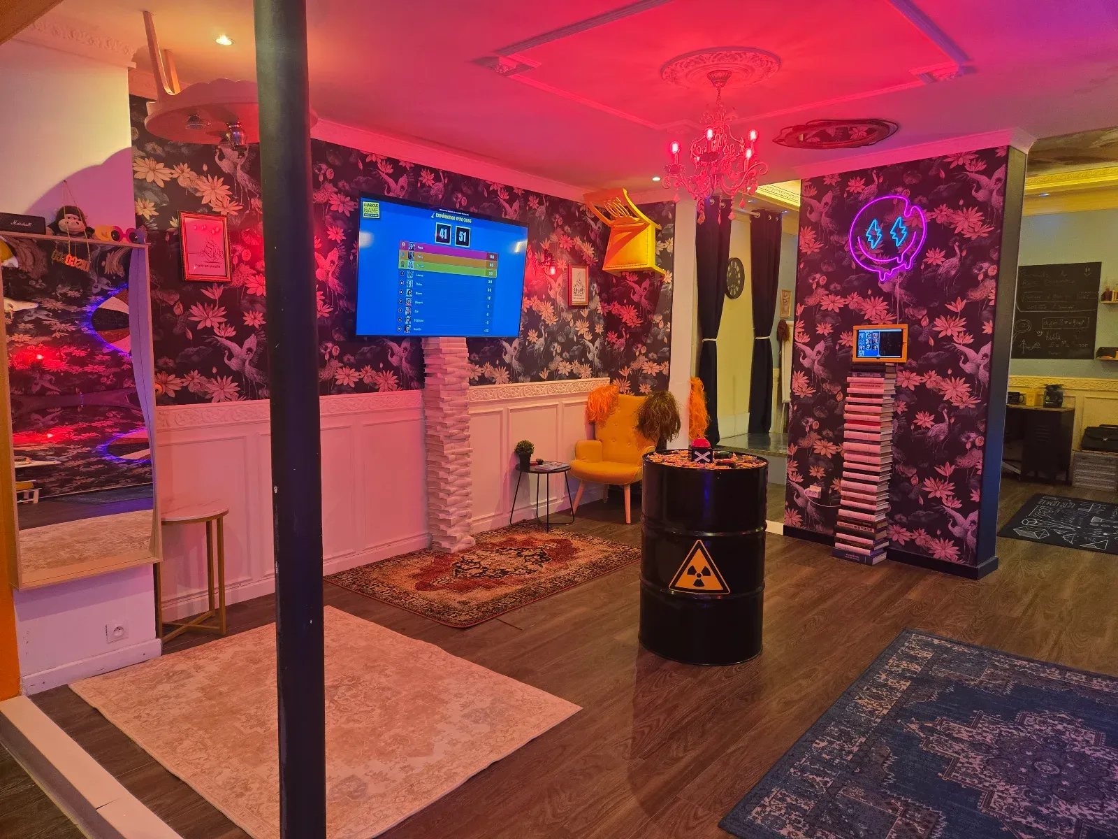 Salle événementielle colorée à Paris pour célébrations uniques