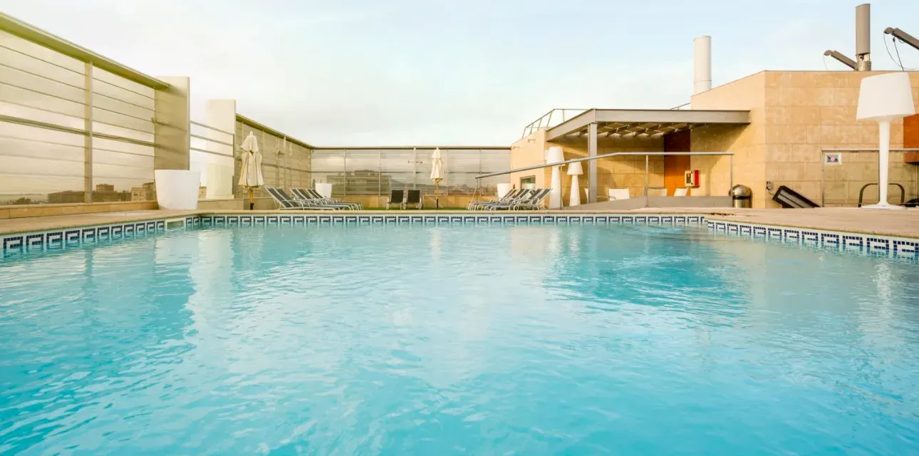 Hôtel moderne à Barcelone avec piscine sur le toit et espaces événementiels