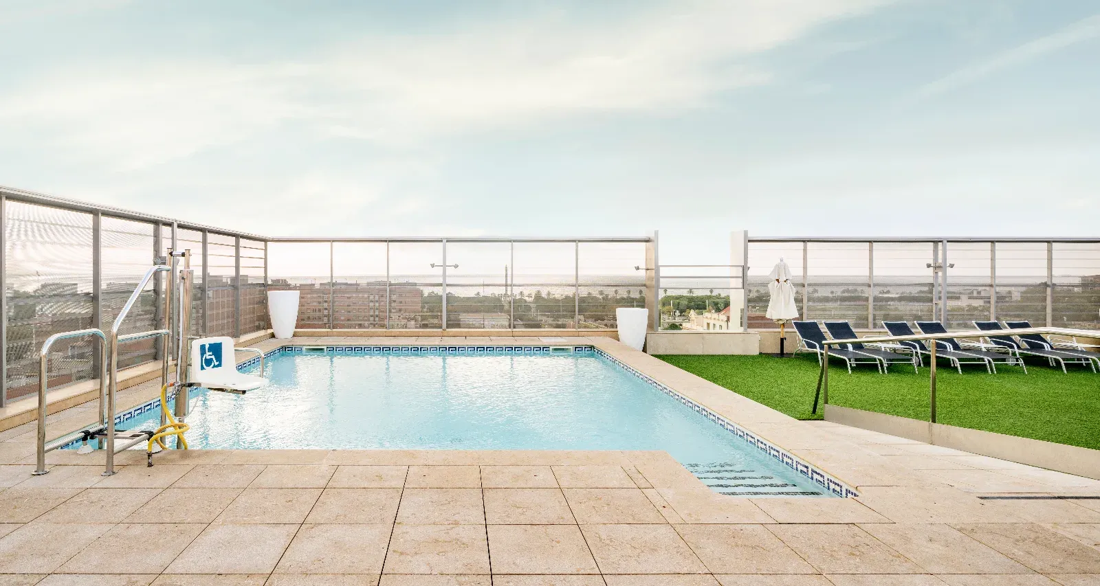 Hôtel moderne à Barcelone avec piscine sur le toit et espaces événementiels