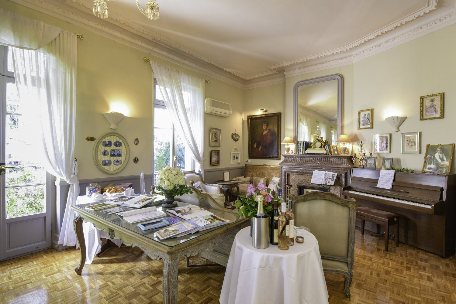 Belle Epoque villa with a cute garden in the center of Nice