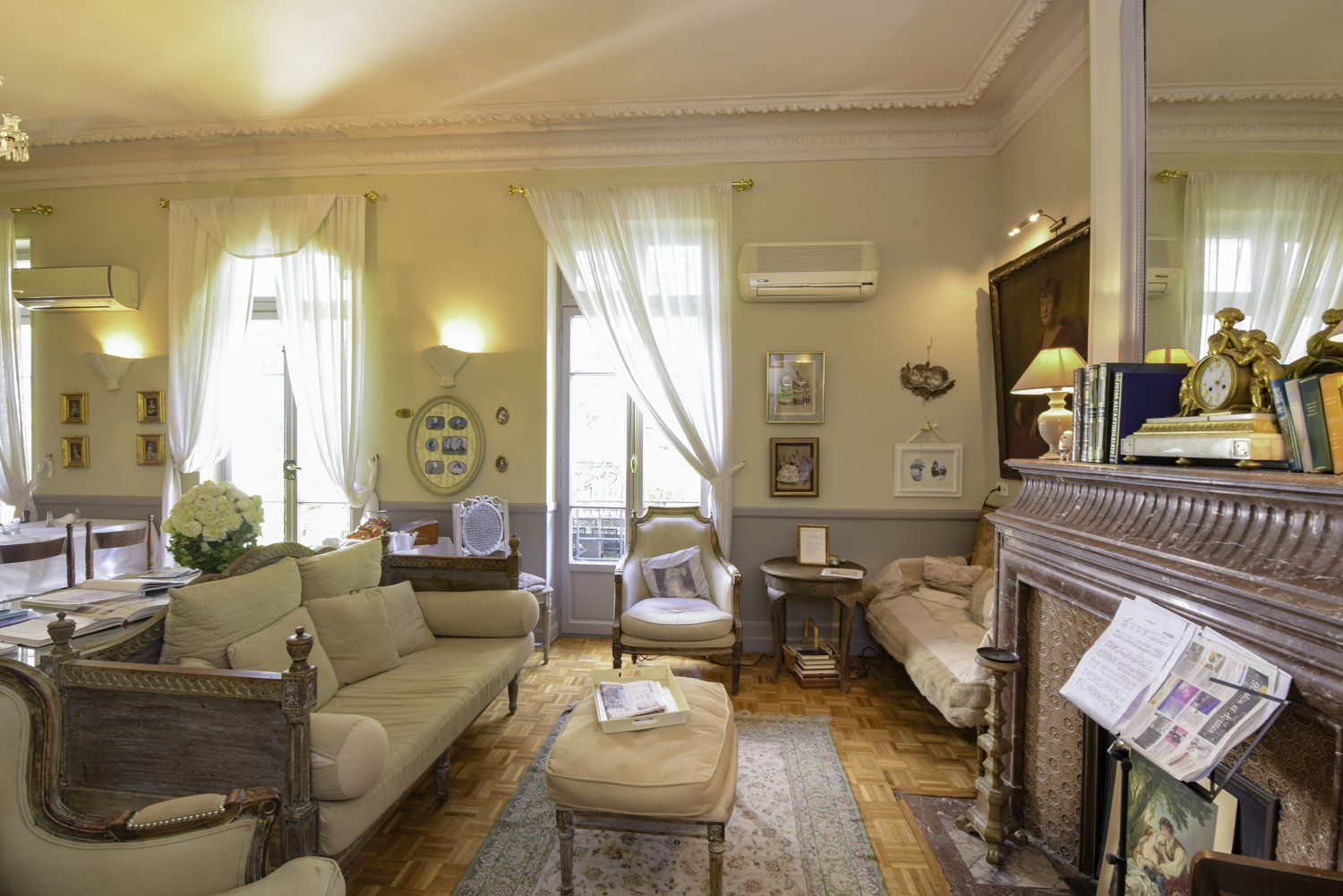 Belle Epoque villa with a cute garden in the center of Nice