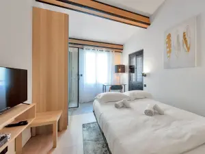 Elegant 3-Bedroom Haven Opposite the Palais des Festivals in Cannes