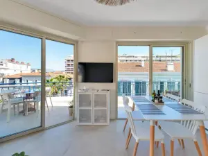 Modern Bright Apartment in the Heart of Cannes
