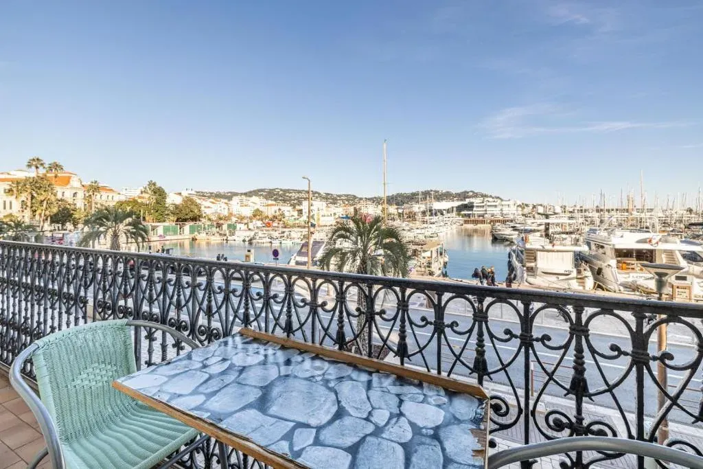 Charming One-Bedroom Apartment with Sea View in Cannes