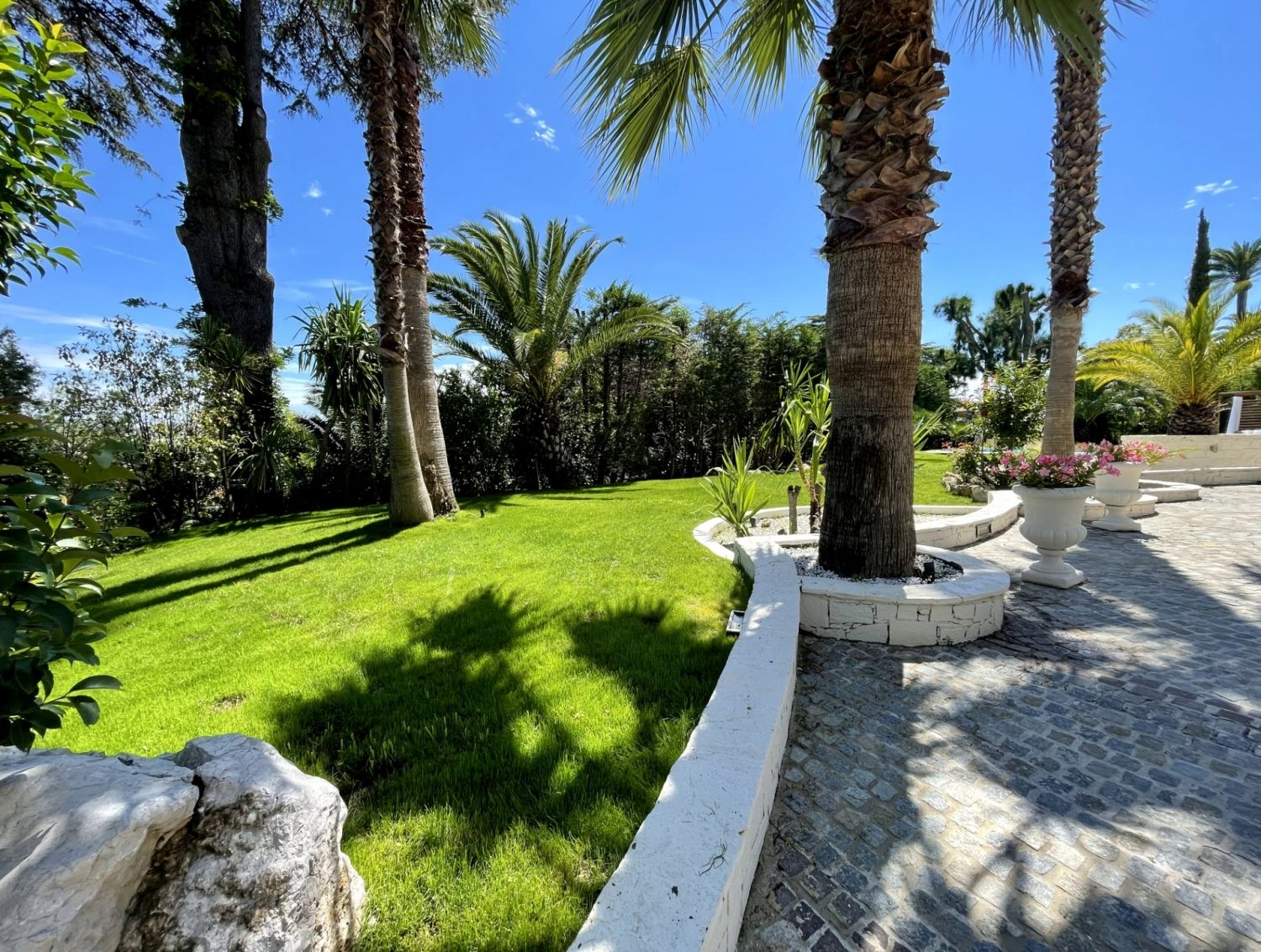 Spacious Cannes Villa with Rooftop & Garden for Premium Events