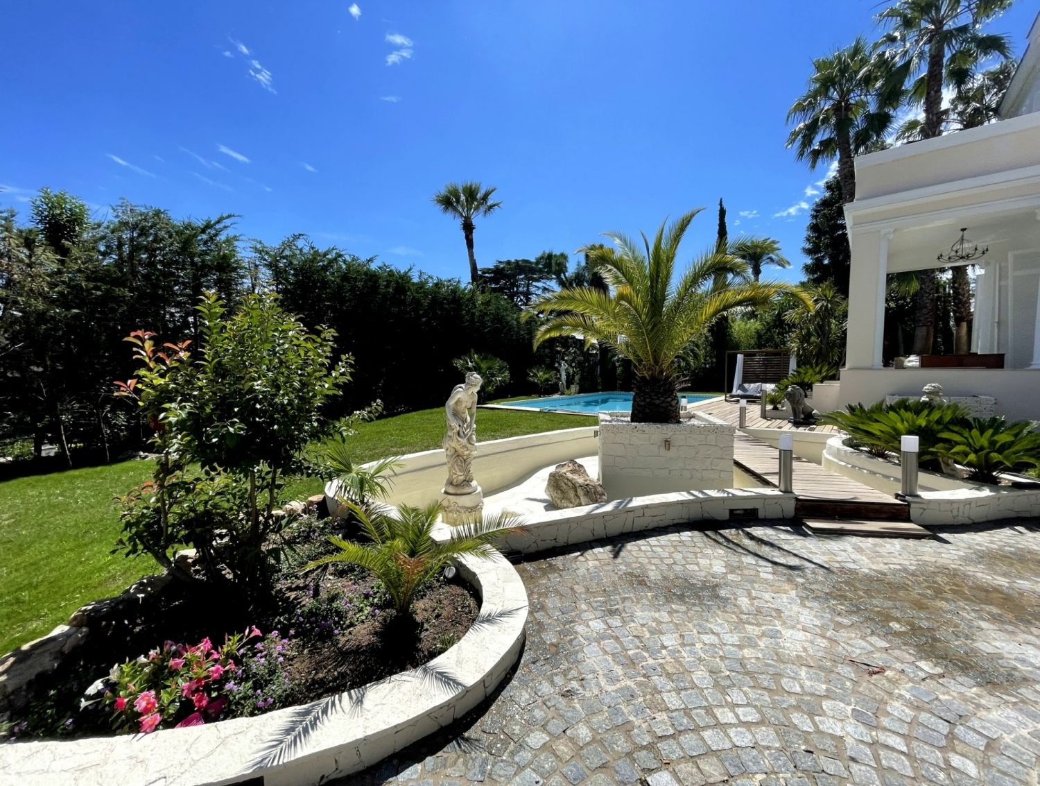 Spacious Cannes Villa with Rooftop & Garden for Premium Events