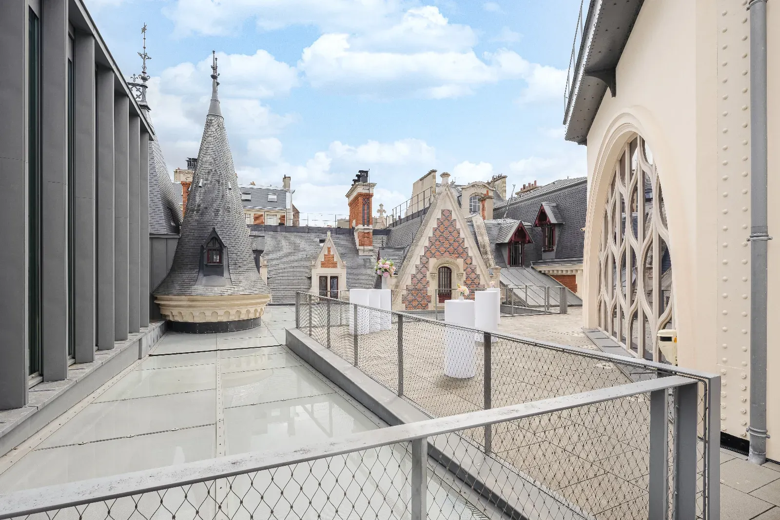 Lieu Contemporain avec Verrière et Terrasse sur les Toits à Paris 17e