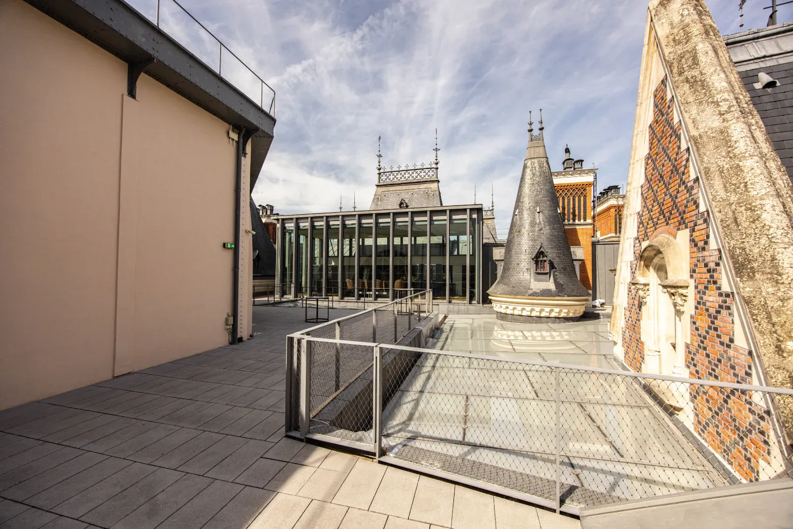 Lieu Contemporain avec Verrière et Terrasse sur les Toits à Paris 17e