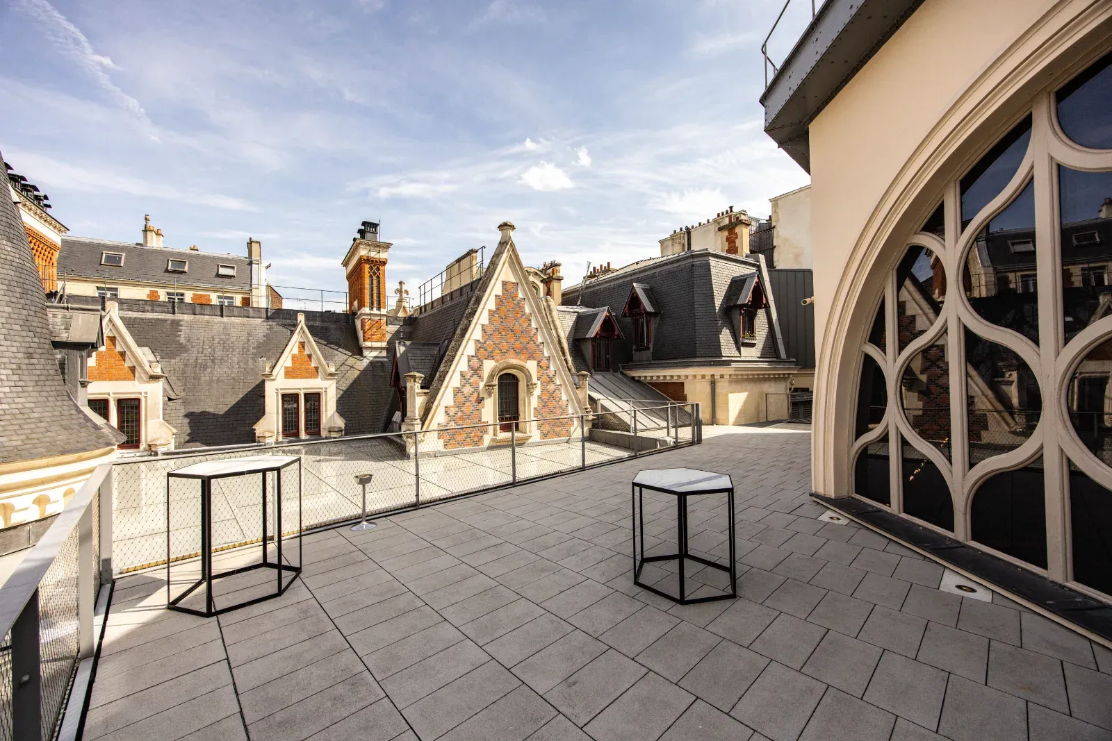 Lieu Contemporain avec Verrière et Terrasse sur les Toits à Paris 17e