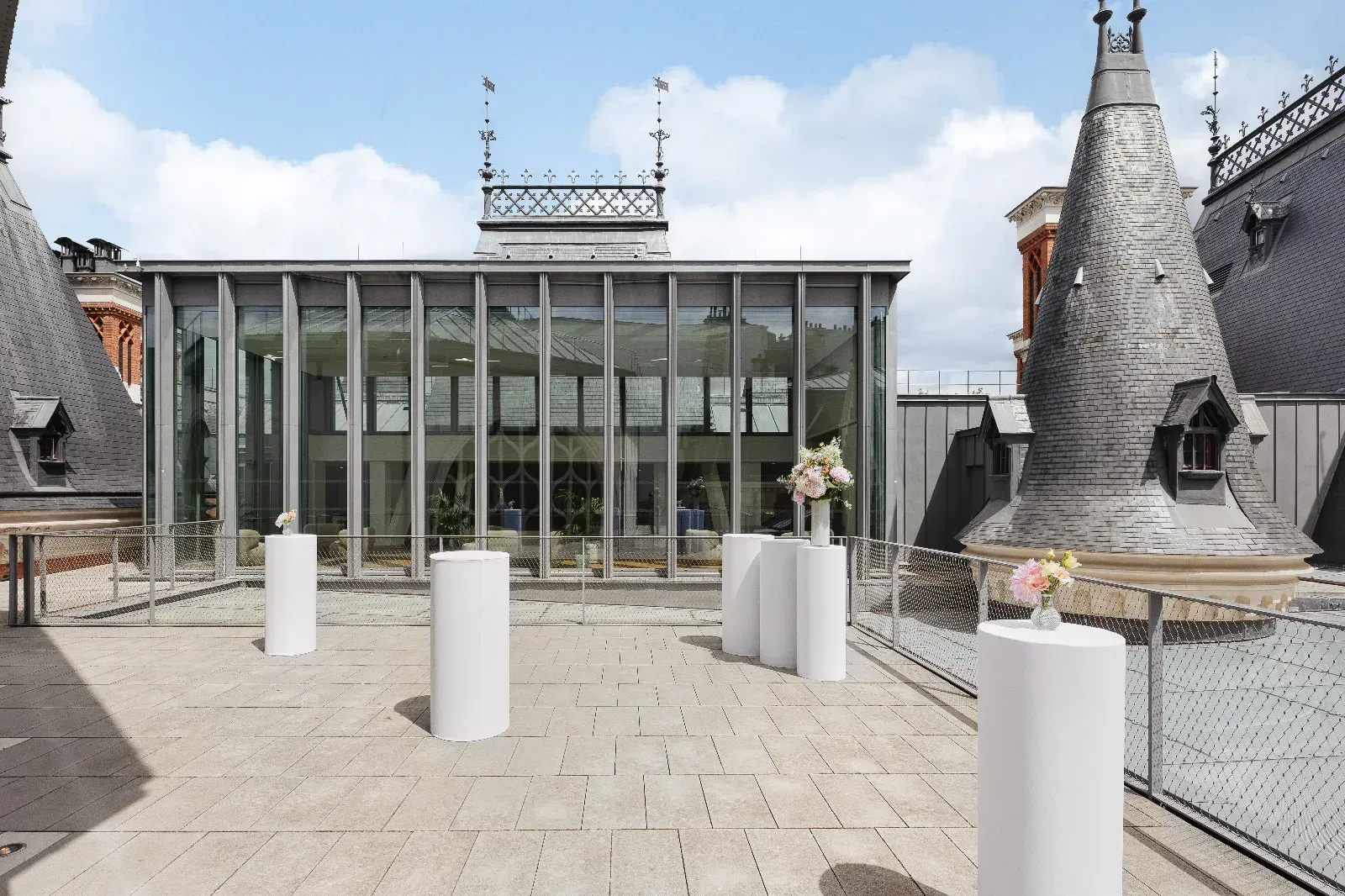 Lieu Contemporain avec Verrière et Terrasse sur les Toits à Paris 17e