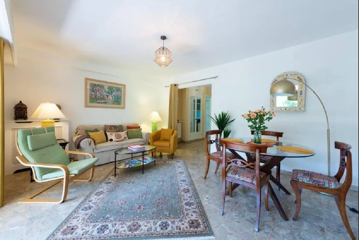 Two-Bedroom Apartment with Pool Access in Cannes