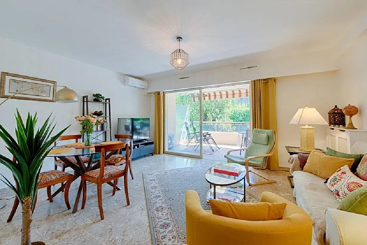 Two-Bedroom Apartment with Pool Access in Cannes