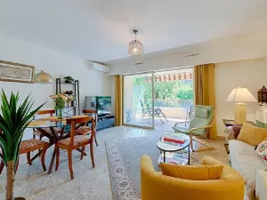 Two-Bedroom Apartment with Pool Access in Cannes