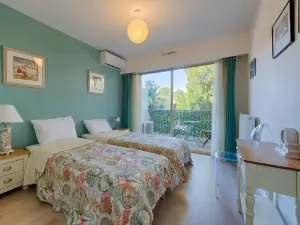 Two-Bedroom Apartment with Pool Access in Cannes